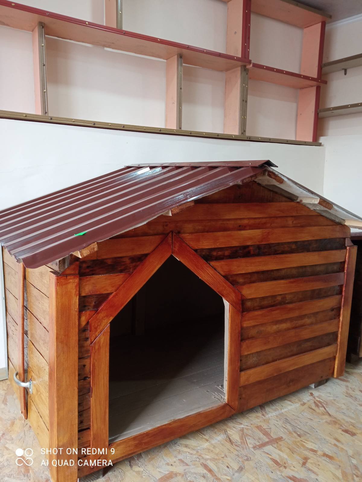 Большая конура (будка) для собак.